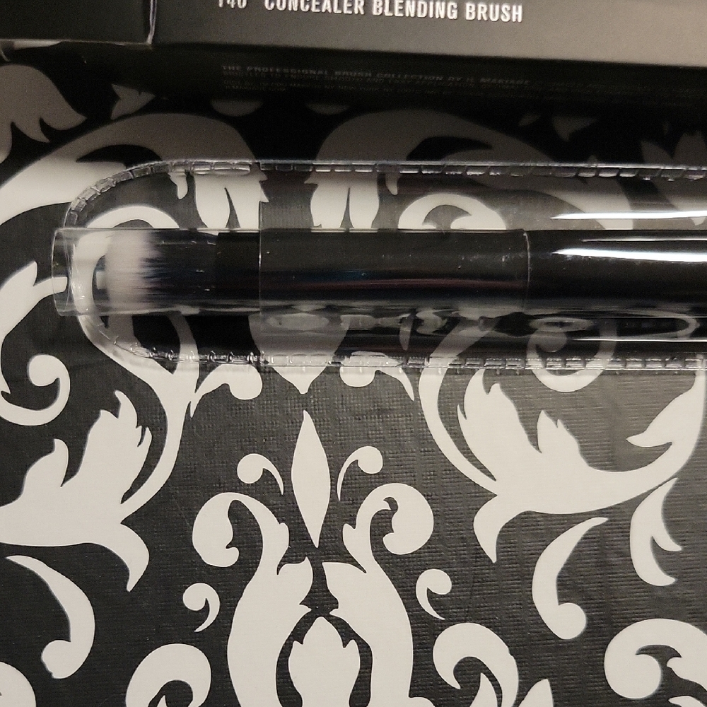 NIB IL MAKIAGE Concealer Blending Brush - Black - Picture 4 of 4